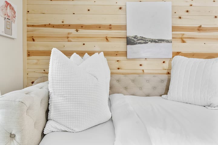 ห้องนอน 2 เตียงควีนไซส์พร้อมเตียงเดี่ยว