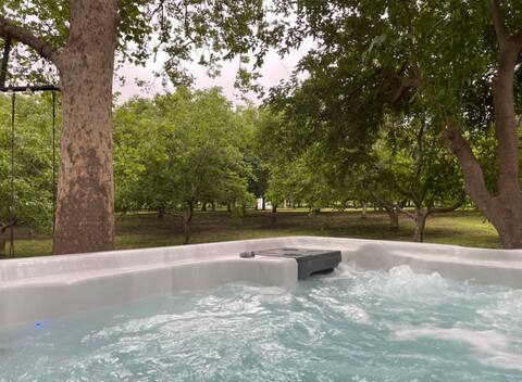 So Peaceful: Hot tub, BBQ, Sleeps 11
