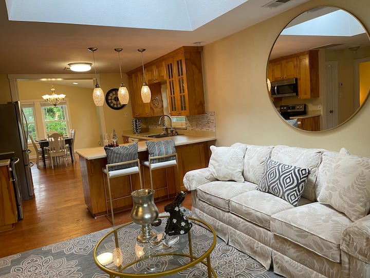 リビングルームにはソファベッド2台、サイドチェア、コーヒーテーブル、カウンターシート、大きな薄型テレビがあります。  