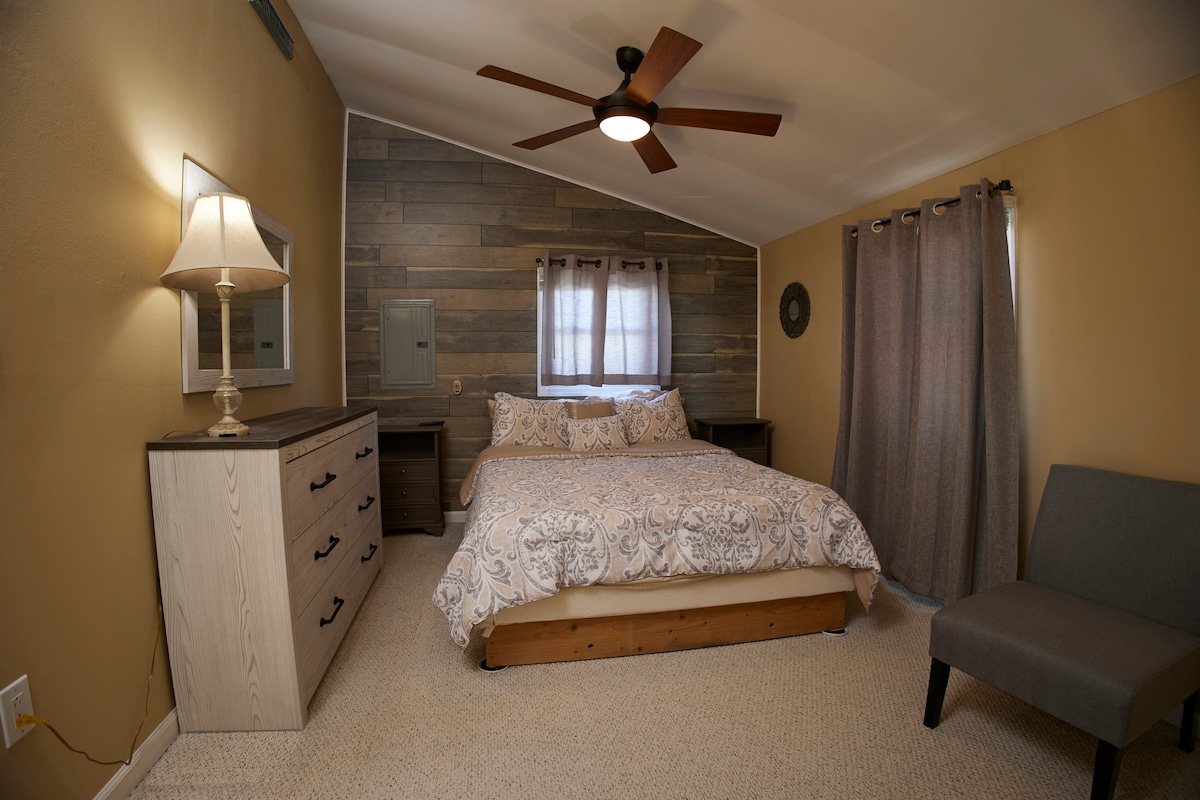 Chumba Mahiri cha kulala kilicho na kitanda aina ya queen