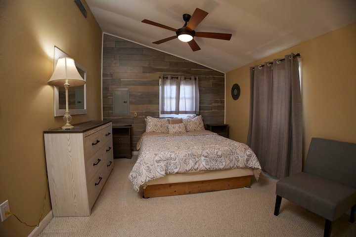 Dormitorio principal con cama tamaño queen