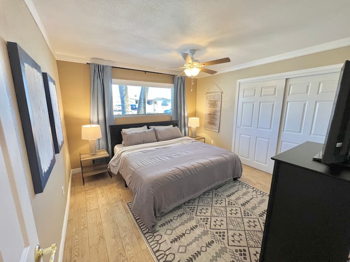 Kingsize. Comfortabel nieuw schuimmatras. Roku geïnstalleerde tv.