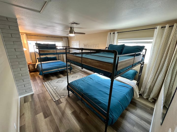 2 x Queen over Queen stapelbedden - comfortabele foam matrassen. Top stapelbed slechts beoordeeld voor maximaal 175 lbs. 