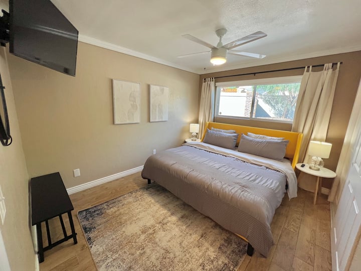 Kingsize. Comfortabel nieuw schuimmatras. Roku geïnstalleerde tv.