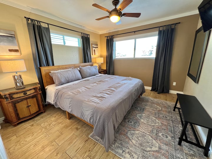 Kingsize. Comfortabel nieuw schuimmatras. Roku geïnstalleerde tv.