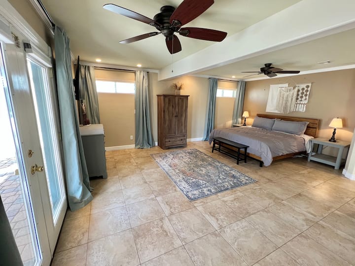 Kingslaapkamer. Comfortabel nieuw schuimmatras. Openslaande deuren naar achtertuin. Eigen badkamer. Grote Roku TV.