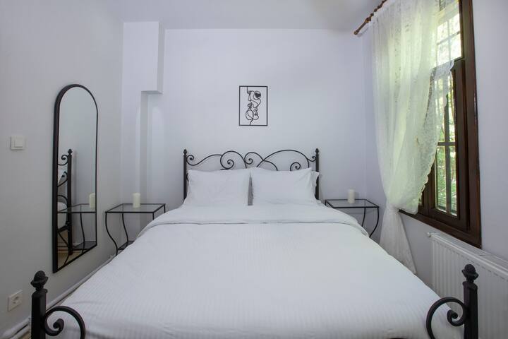 تقع غرفة النوم الثانية في الطابق الأول