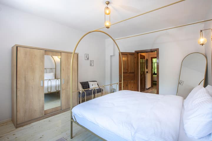 تقع غرفة النوم في الطابق الأول