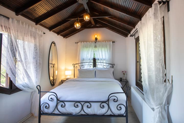 تقع غرفة النوم في الشقة العلوية