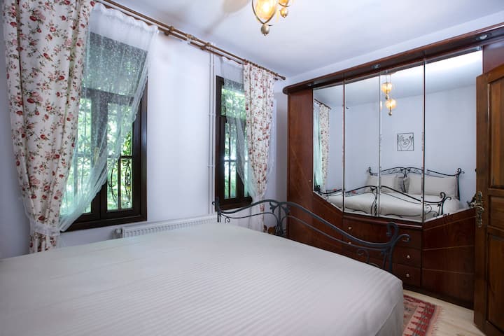 تقع غرفة النوم في الطابق الأرضي