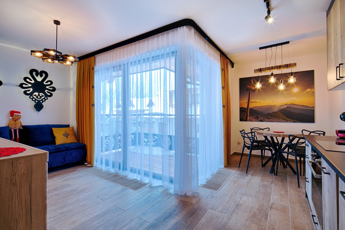 Koziniec公寓，小厨房，餐厅，客厅，客厅床，露台