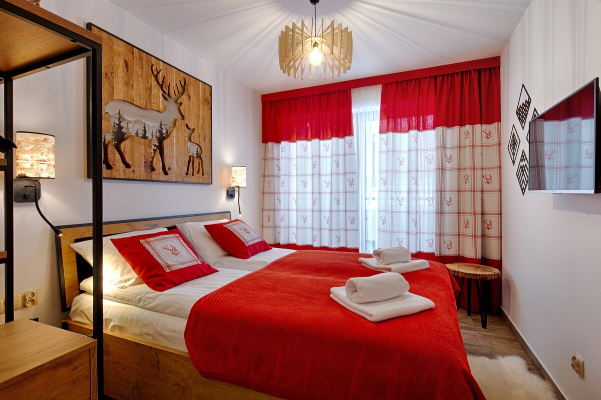 Koziniec公寓，卧室，卧室内有床，卧室内有电视