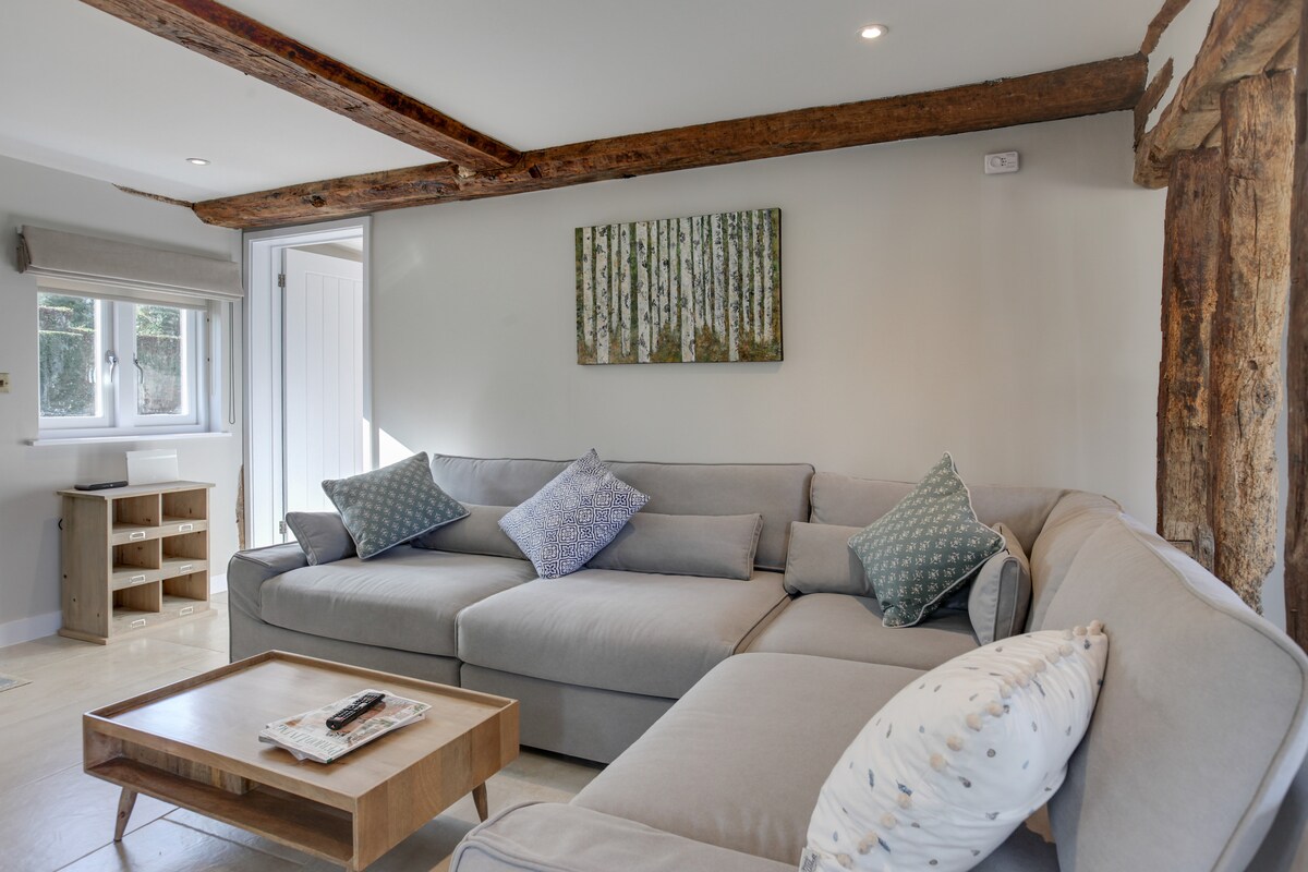 Top Airbnb: 3 Ensuite Bedrooms, Large Garden and Private Drive in Uttlesford