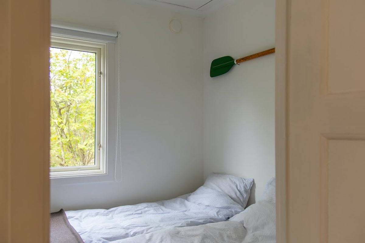 Smaller bedroom with 2x80 cm beds.