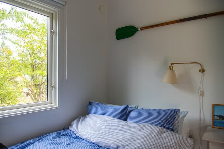 Smaller bedroom with 1x120 cm bed