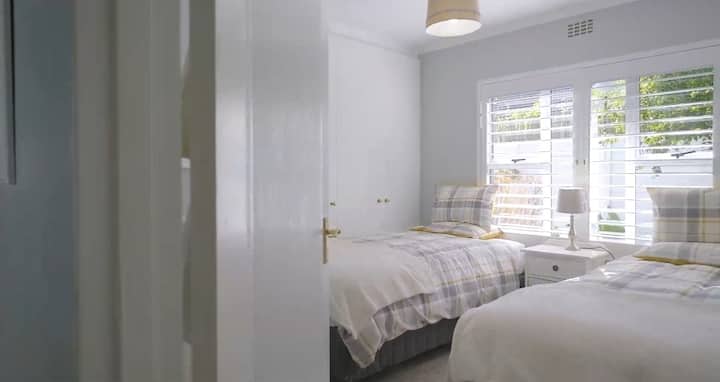 Მე-3 საძინებელში არის ორი სამი მეოთხედი საწოლი/ პატარა ორადგილიანი საწოლი დიდი გარდერობით და უჯრის გულმკერდით