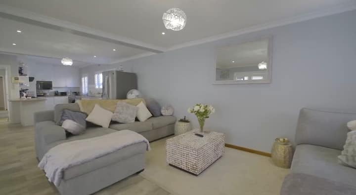 Ფართო და მსუბუქი ღია ლაუნჯი თქვენი კომფორტისთვის განკუთვნილი ავეჯით. 