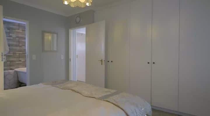 Მთავარი საძინებელი Super King-ის დამატებითი სიგრძის საწოლით. Ღრუბელი 9 მეხსიერების ქაფის ლეიბი და ეგვიპტური 300-400 ძაფის ზეწრები/ბალიშის პირები გარანტირებული კარგი ძილისთვის. Აპარტამენტი გარდერობის საკმარისი სივრცით. Ასევე, კონდიციონერი იმ თბილი ღამეებისთვის