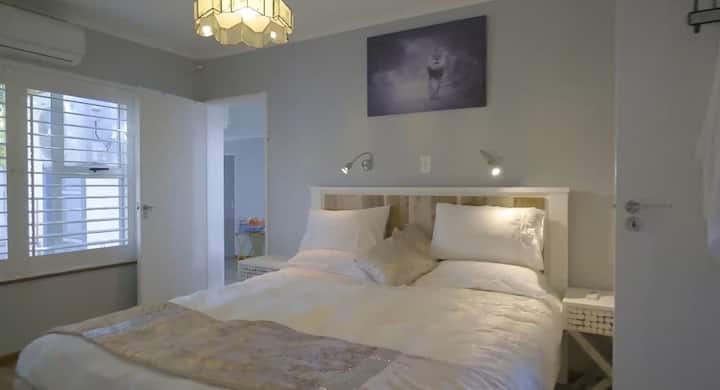 Მთავარი საძინებელი სხვა კუთხით. Მიდის სათამაშო ოთახში, რომელსაც შორის საკეტიანი კარი დგას. Ასევე, კიდევ ორი შესასვლელი სათამაშო ოთახში. Ფანჯრები აღჭურვილია ალუმინის ჟალუზებით თქვენი უსაფრთხოებისთვის.