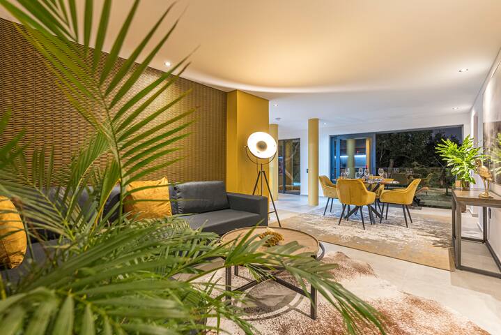 Contemporary 2 bed 2 bath Tamboerskloof Apartment gallery image 2