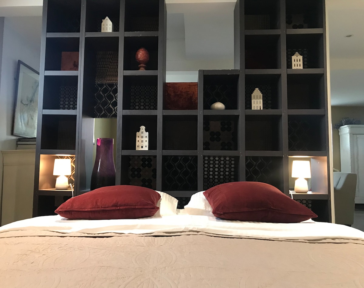 Boxspring double bed, queensize
downstairs