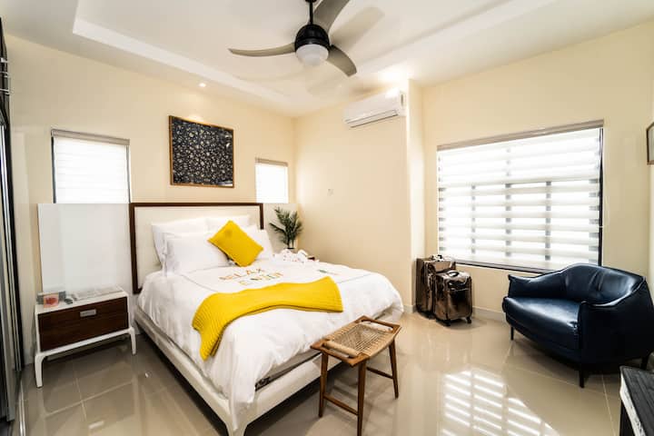 Odložte si batožinu a uvoľnite sa, oddýchnite si v tejto pohodlnej posteli. Zajtra to bude taká zábava.