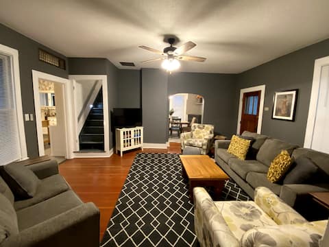 Cozy cottage 1 block to downtown