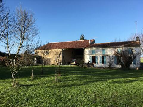 A typical Charentaise farmhouse with 4 bedrooms