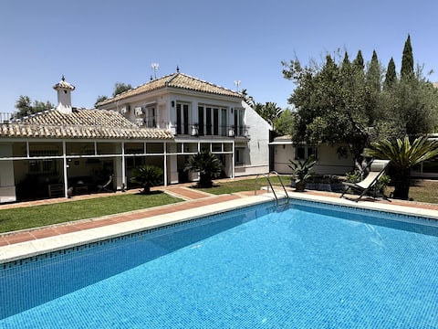 Your family pool 15 minutes from downtown Seville