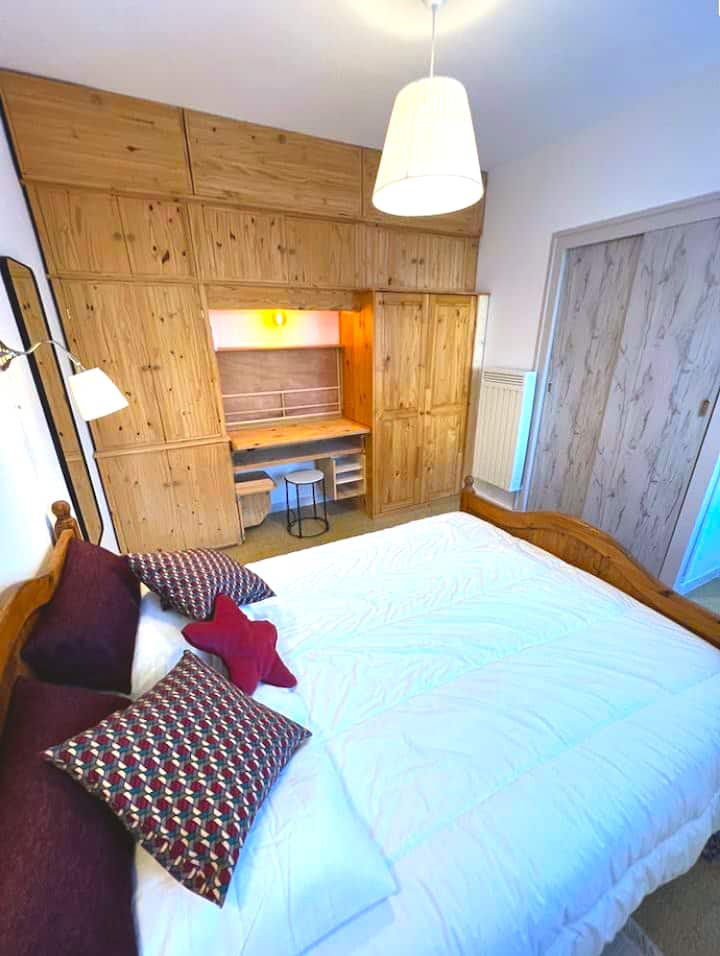 Главен кревет во спална соба над 140 см