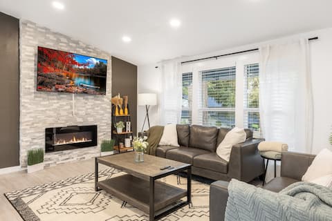 Family Friendly: Seattle Close, Hot Tub, Game Room