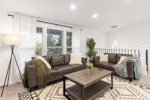 Family Friendly: Seattle Close, Hot Tub, Game Room