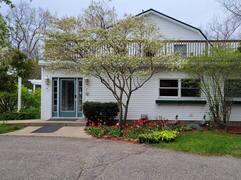 Tranquil Retreat-127 Acres w/ 3 Houses & Lake View