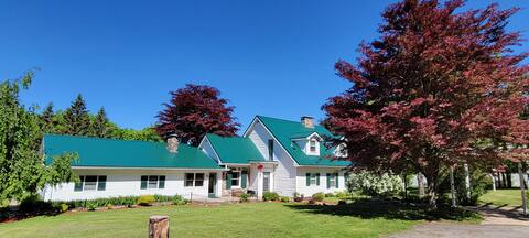 3 Bedroom 2 Bath Vacation House Overlooking Lake