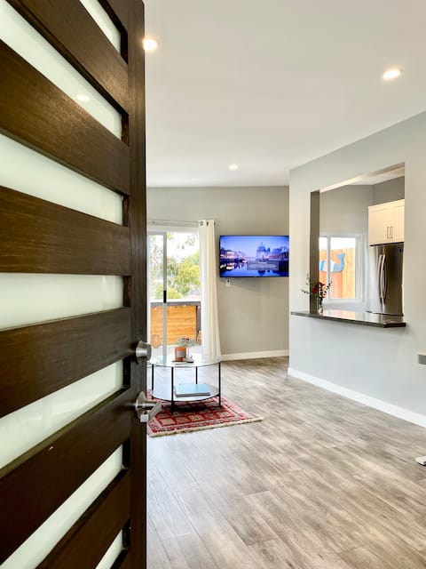 Modern unit with Amazing Views of Laguna