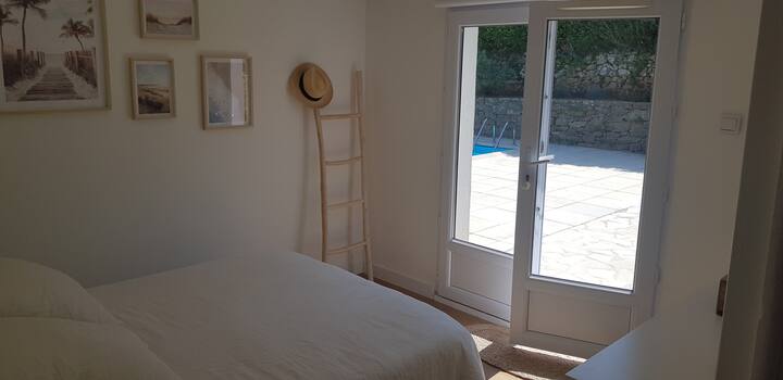 Habitación con vista a la terraza y a la piscina