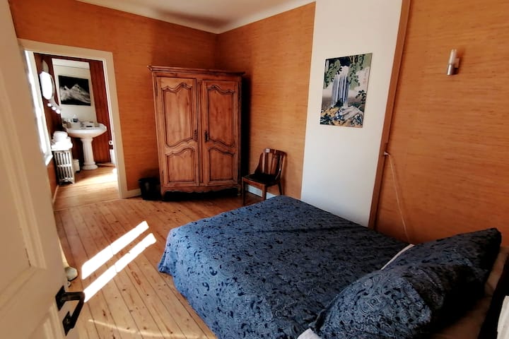 Táto izba so svojou pokojnou a minimalistickou atmosférou vás pozýva k oddychu. Pre väčšie pohodlie a súkromie je vybavený vlastnou kúpeľňou.
