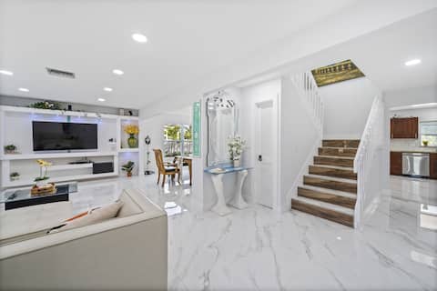 LUXURY Lake Home -Pool,Hot Tub, Grill, Tiki hut