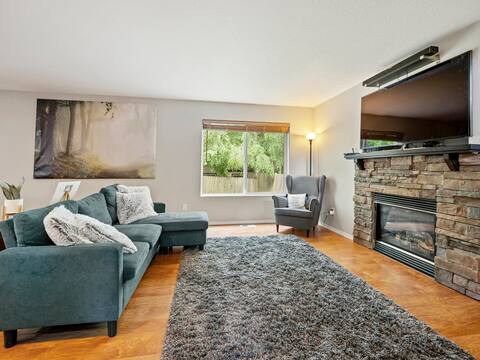 Edgefield Treasure: Spacious 5+ bed & garage!