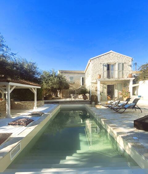 Beautiful authentic villa with pool near the sea