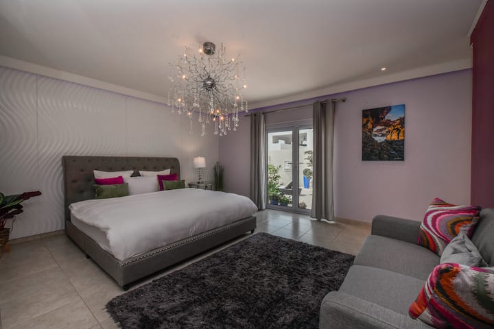 Dhoma kryesore e gjumit ka një krevat dopio "king", një dollap të gjerë dhe një banjë private të kompletuar. Ajo ka gjithashtu një derë që hapet drejtpërdrejt në kopshtin dhe pishinën tropikale, duke ofruar qasje të lehtë në relaksimin në natyrë.