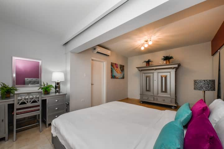 Dhoma kryesore e gjumit 2, ka një krevat dopio "king", një dollap të gjerë dhe një banjë private të plotë për më shumë rehati dhe komoditet.