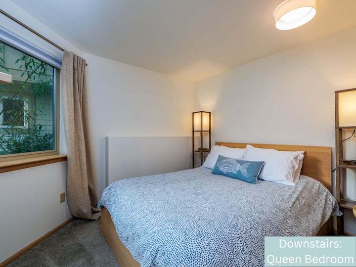 标准双人床卧室远离人群，可欣赏竹林和湖泊的美景