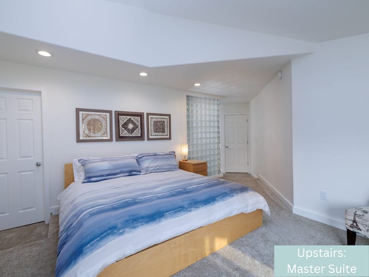 主套房设有加大双人床、步入式衣橱、私人露台和全功能卫生间