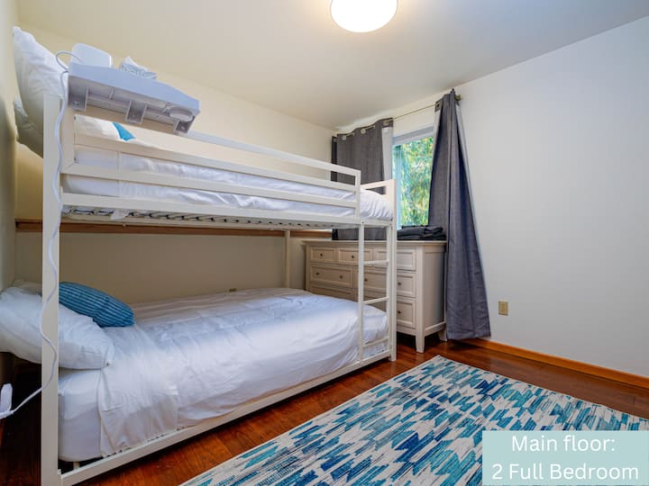 双层床，配备全尺寸床，让孩子或成人过夜充满乐趣