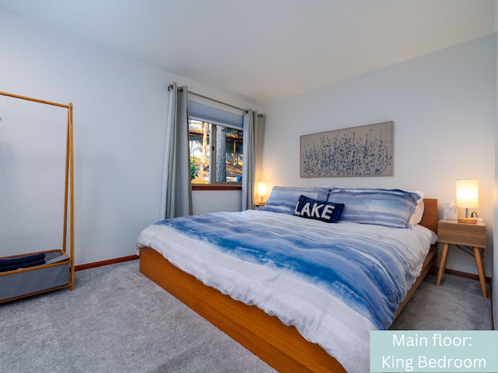 卧室配有一张加大双人床和充足的衣柜空间，适合加大双人床