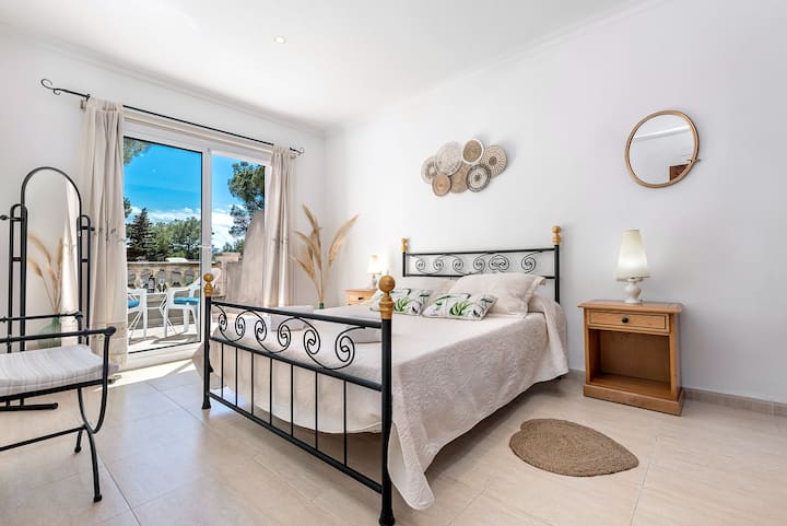 Dormitorio 1: cama doble.