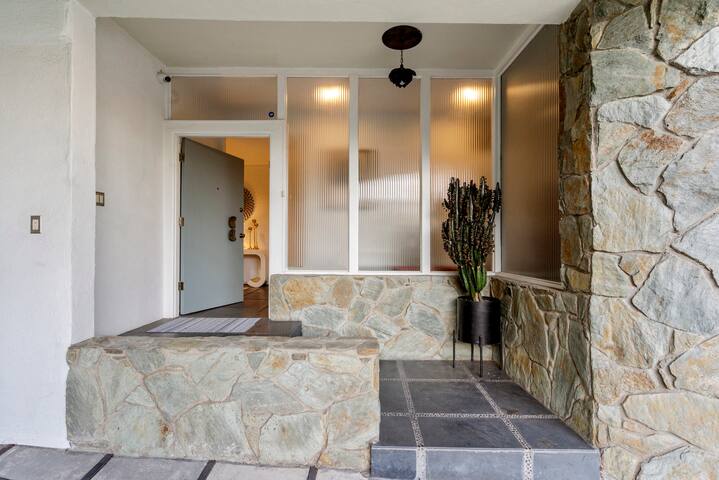 MID-CENTURY MASTERPIECE, HOLLYWOOD HILLS gallery image 2