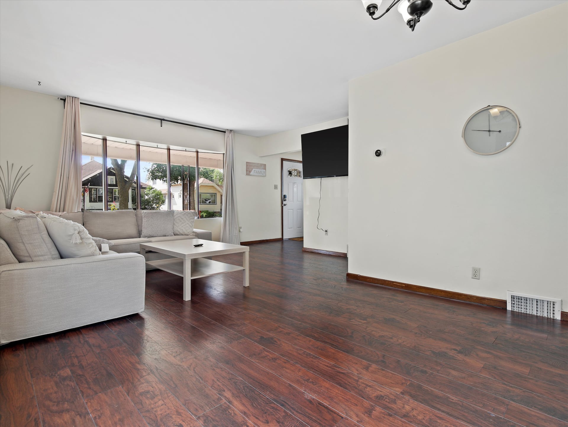 Family-Friendly 5-BR Near Stadium - Tv's In Every Room + New Kitchen