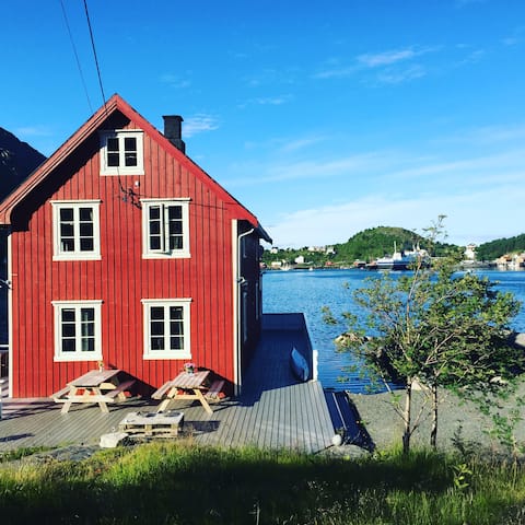 Cozy and spacious holiday home by the lake